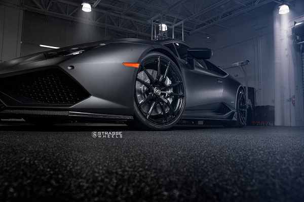 Фото дисков Strasse Wheels SV1 Deep Concave Monoblock Черный глянец на Lamborghini Huracan