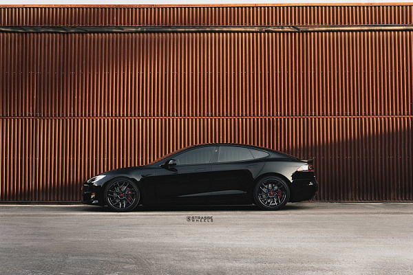 Фото дисков Strasse Wheels SM7T Deep Concave Черный глянец на Tesla Model S
