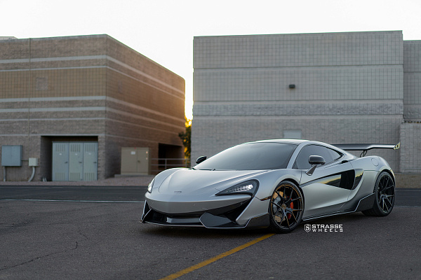 Фото дисков Strasse Wheels SM5R Deep Concave Monoblock Черный глянец на McLaren 570S