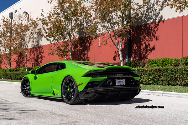 Фото дисков HRE R101 Lightweight Черный глянец на Lamborghini Huracan