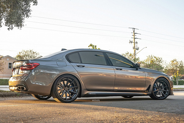 Фото дисков Strasse Wheels R10 Deep Concave FS Черный сатин на BMW 7 (G11/G12)