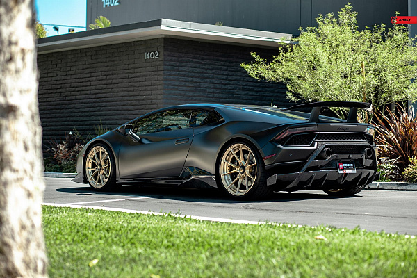 Фото дисков Anrky AN22 Сатиновая шампань на Lamborghini Huracan