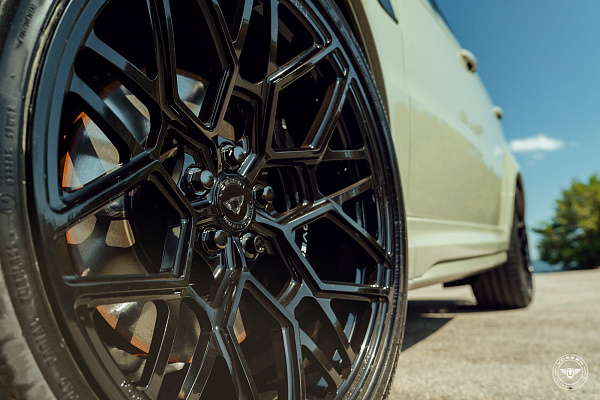 Фото дисков Vossen UV-1 Черный глянец на Land Rover Range Rover Sport II