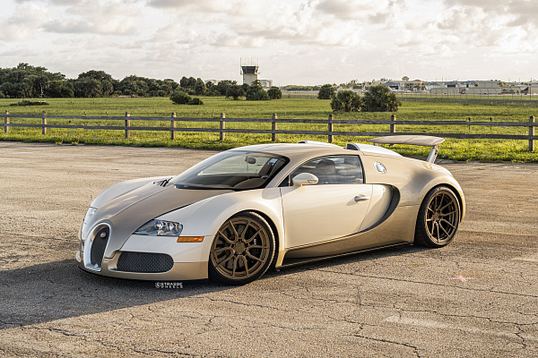 Фото дисков Strasse Wheels SV5 Deep Concave Duoblock Сатиновая бронза на Bugatti Veyron