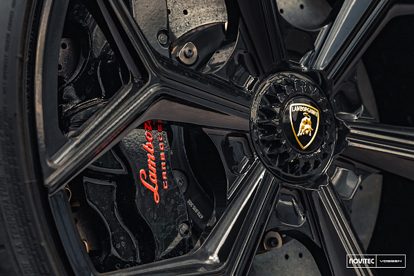 Фото дисков NOVITEC NL4 Черный глянец на Lamborghini Huracan