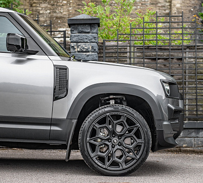 Фото дисков Kahn Type 57 RS на Land Rover Defender II