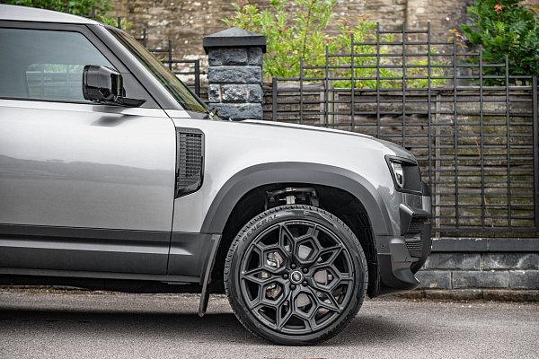 Фото дисков Kahn Type 57 RS Черный матовый на Land Rover Defender II
