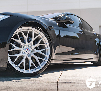 Фото дисков HRE 520M на Tesla Model S
