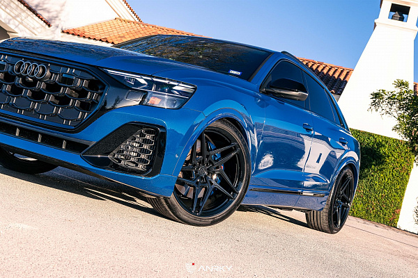 Фото дисков Anrky S1-X3 Черный глянец на Audi Q8