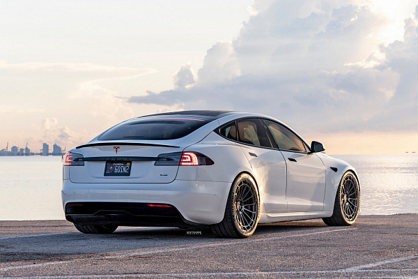 Фото дисков Strasse Wheels SV15FF Deep Concave Duoblock Черный глянец на Tesla Model S