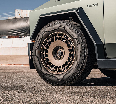 Фото дисков Brixton Forged TR09 AERO1 на Tesla Cybertruck