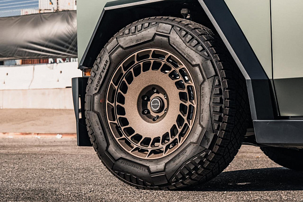 Фото дисков Brixton Forged TR09 AERO1 Другой цвет на Tesla Cybertruck