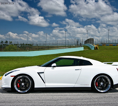 Фото дисков Strasse Wheels S5 Performance на Nissan GT-R