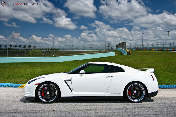 Фото дисков Strasse Wheels S5 Performance Другой цвет на Nissan GT-R