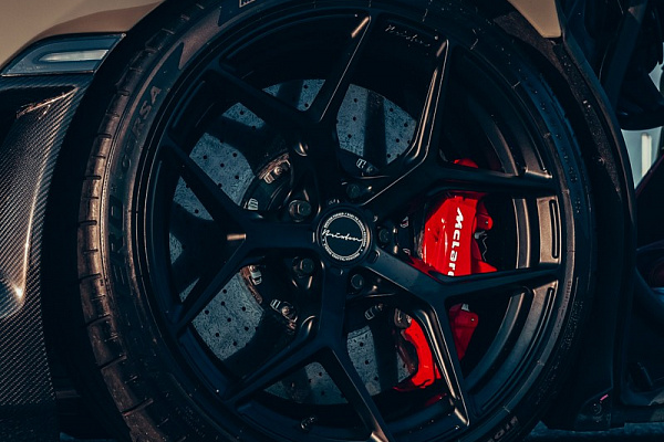 Фото дисков Brixton Forged PF7 Черный сатин на McLaren 720S