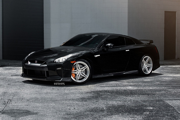 Фото дисков Strasse Wheels SV2 Deep Concave Monoblock Глянцевый лак на Nissan GT-R