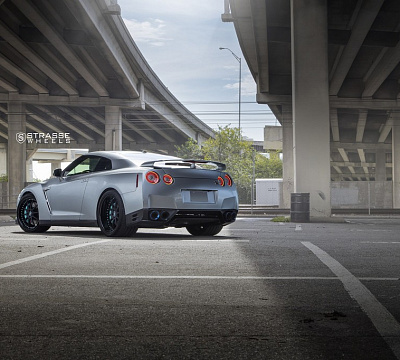 Фото дисков Strasse Wheels R10 Signature на Nissan GT-R