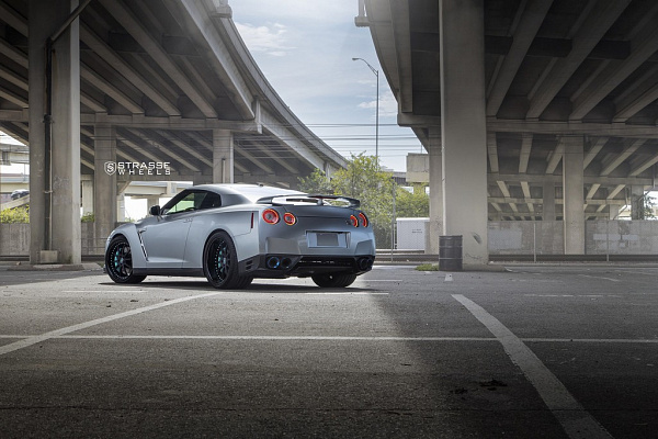 Фото дисков Strasse Wheels R10 Signature Черный сатин на Nissan GT-R