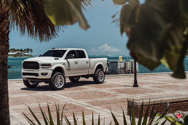 Фото дисков Vossen VFX-03 Черный глянец на Ram 1500 V