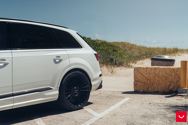 Фото дисков Vossen HF-8 Черный глянец на Audi Q7 (4M)