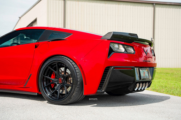 Фото дисков Strasse Wheels SM5R Deep Concave FS Черный матовый на Chevrolet Corvette C7