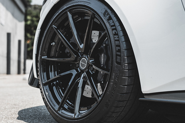 Фото дисков Brixton Forged WR3.2 Черный глянец на Aston Martin Vantage 4