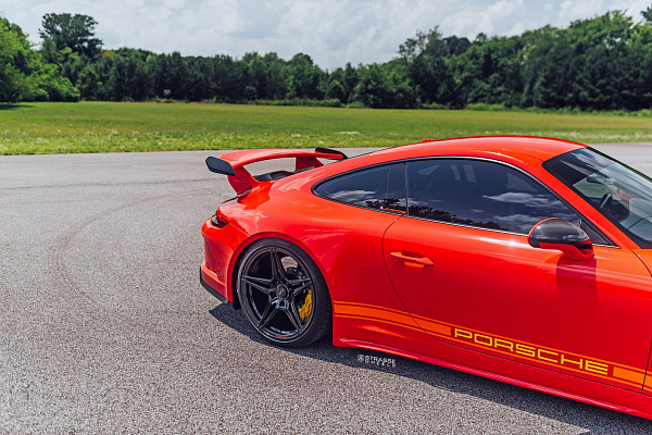 Фото дисков Strasse Wheels SV2 Deep Concave Monoblock Черный глянец на Porsche 911 VII
