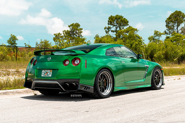 Фото дисков Strasse Wheels R10 Competition Черный глянец на Nissan GT-R