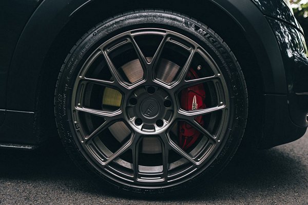 Фото дисков Motegi Racing MR147 CM7 Сатиновый графит на MINI Cooper III
