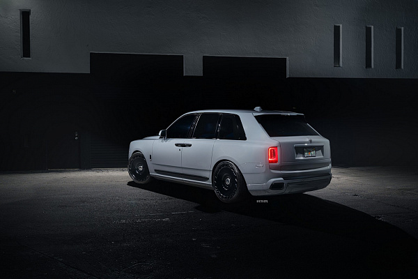 Фото дисков Strasse Wheels SV101 Deep Concave Duoblock RR Черный глянец на Rolls-Royce Cullinan