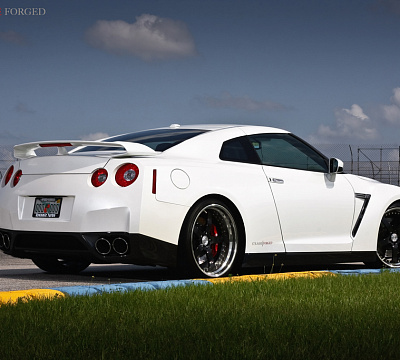 Фото дисков Strasse Wheels S5 Performance на Nissan GT-R