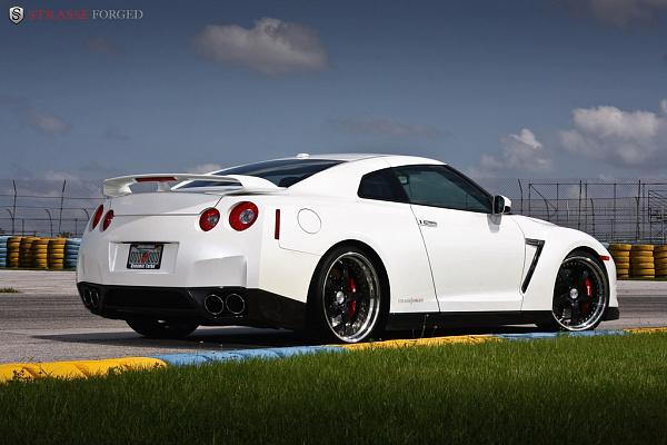 Фото дисков Strasse Wheels S5 Performance Другой цвет на Nissan GT-R