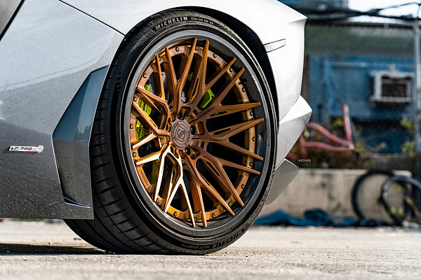 Фото дисков Strasse Wheels SV10M Track Сатиновая бронза на Lamborghini Aventador