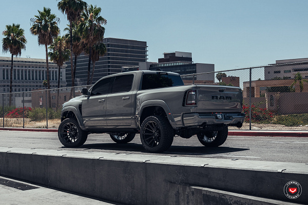 Фото дисков Vossen VFX-01 Черный глянец на Ram 1500 V