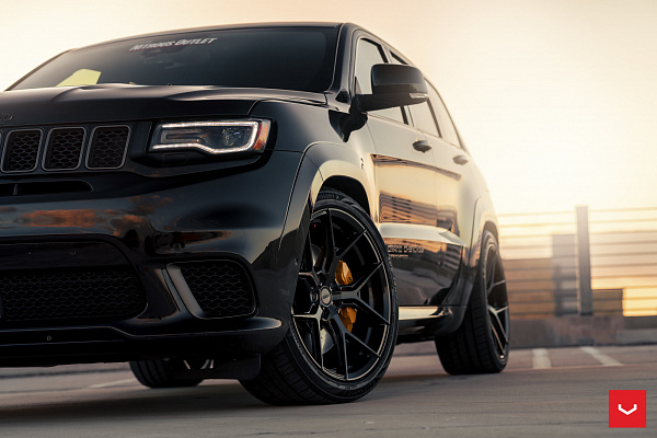 Фото дисков Vossen HF-5 Черный глянец на Jeep Grand Cherokee IV