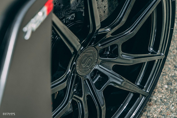 Фото дисков Savini SV1 Черный глянец на McLaren 720S