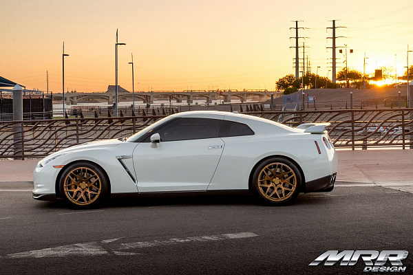 Фото дисков MRR FS01 Глянцевое золото на Nissan GT-R