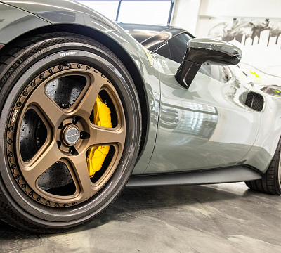 Фото дисков Brixton Forged TR05 на Ferrari 296