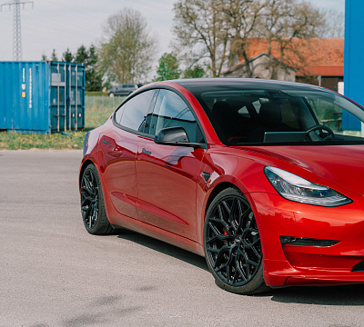 Фото дисков Vossen HF-2 на Tesla Model 3