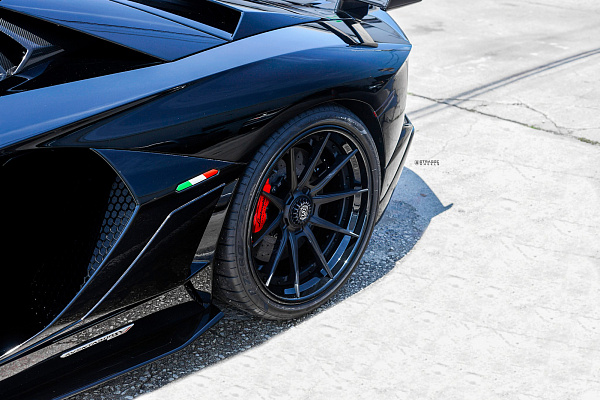 Фото дисков Strasse Wheels SV10 Deep Concave FS Черный сатин на Lamborghini Aventador