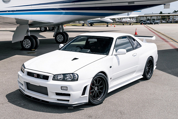 Фото дисков Strasse Wheels R10 Competition Черный глянец на Nissan GT-R