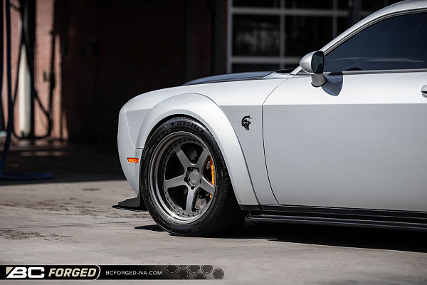 Фото дисков BC Forged LE05 // MLE05 Матовый графит на Dodge Challenger III