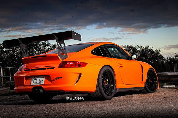 Фото дисков Strasse Wheels R10 Performance Черный глянец на Porsche 911 VI