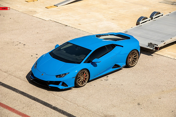 Фото дисков Anrky AN10 Сатиновое золото на Lamborghini Huracan