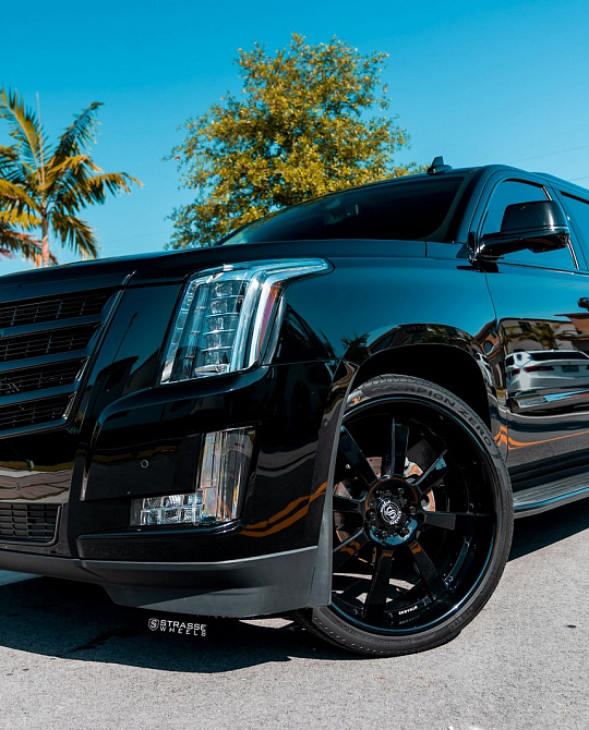 Фото дисков T8 Signature Черный глянец на Cadillac Escalade III