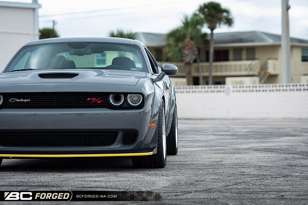 Фото дисков BC Forged LE53 // MLE53 Глянцевая шампань на Dodge Challenger III