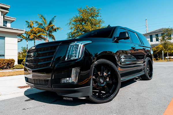 Фото дисков Strasse Wheels T8 Signature Черный глянец на Cadillac Escalade III