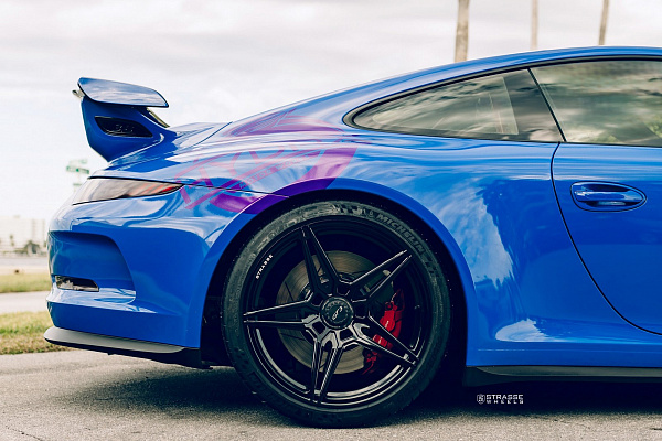 Фото дисков Strasse Wheels SV2 Deep Concave Monoblock Черный глянец на Porsche 911 VII