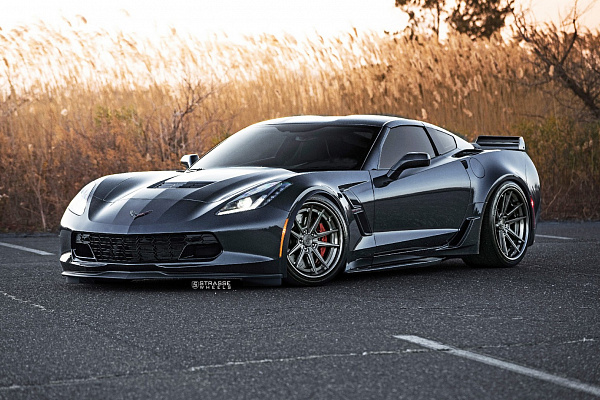 Фото дисков Strasse Wheels SV1 Deep Concave FS Сатиновый темный лак на Chevrolet Corvette C7
