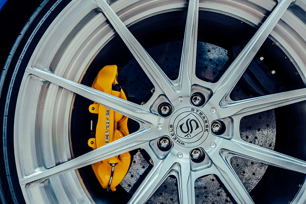 Фото дисков Strasse Wheels SV10 Deep Concave Duoblock Глянцевый лак на McLaren 720S